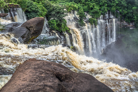 安哥拉卢卡拉河卡兰杜拉瀑布的全貌