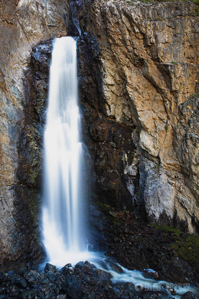 山河瀑布的美丽景观
