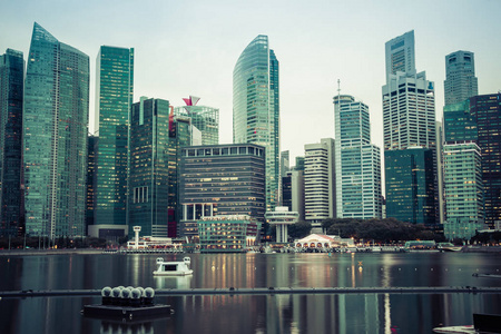晚上，从码头湾看到的Singaproe的天际线，以现代办公楼为特色。