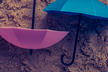 从顶部看到的沙子上的粉红色伞