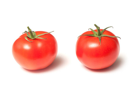 白色背景下新鲜西红柿的特写