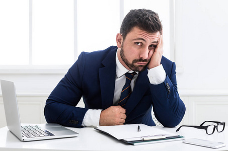 郁闷无聊表情懒散的工作.在办公室工作的人无聊的表情照片