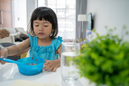 可爱的幼儿独自吃早餐