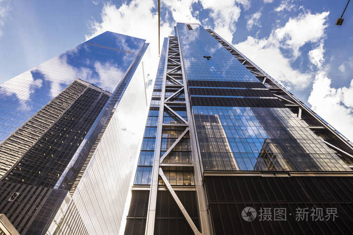 美国纽约市曼哈顿现代摩天大楼的正面