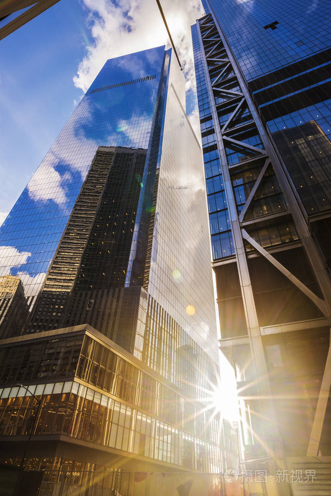 美国纽约市曼哈顿一座现代摩天大楼的立面,夕阳与阳光