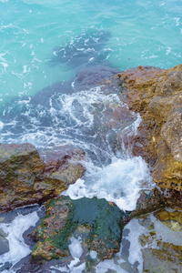 岩石海岸。 水的表面和质地。 大石头。 水是蓝色的。 切索尼斯海岸。 绕着城市走。 旅游业。 旅程。 在克里米亚休息。