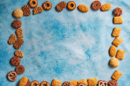 蓝色复古背景下的香草和巧克力饼干