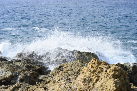 在海浪中被遗弃的岛岸。 背景。