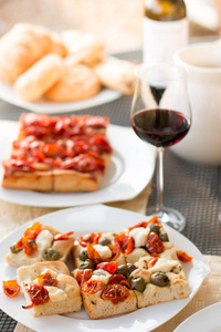 意大利晚餐，外面有红酒披萨和面包。 假期