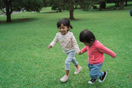 小孩子喜欢在公园里跑步