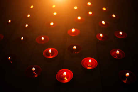 在黑暗中燃烧红色的小蜡烛。 情人节的概念。