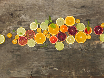 一堆多汁健康的柑橘类水果，放在古老的木制背景上