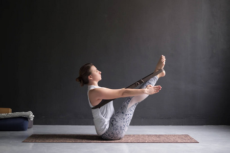 练习瑜伽的妇女, 做 Paripurna navasana 运动, 平衡姿势