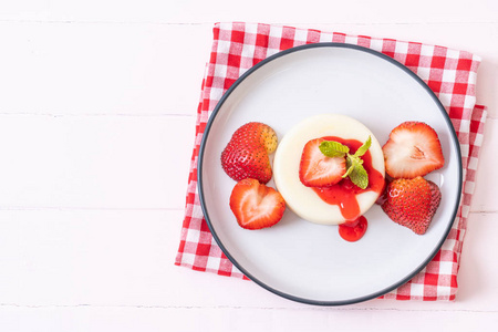 酸奶布丁与新鲜草莓健康食品和甜点