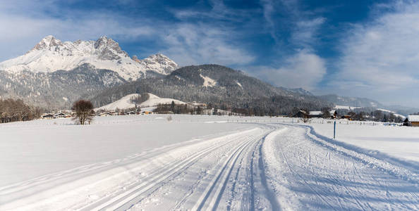 越野滑雪斜坡奥地利美丽的山景