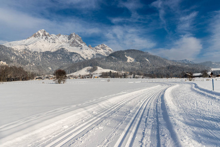 越野滑雪斜坡奥地利美丽的山景