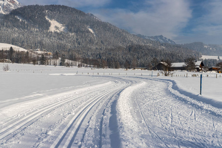 越野滑雪斜坡奥地利美丽的山景