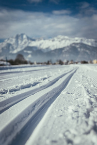 奥地利越野滑雪坡美丽的山景模糊的背景