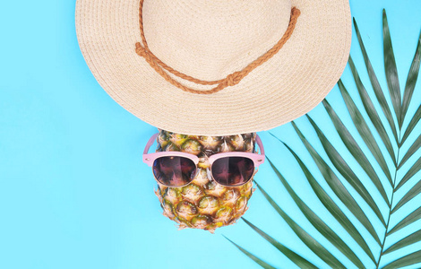 棕榈叶菠萝和帽子。 暑期背景。 假期概念。