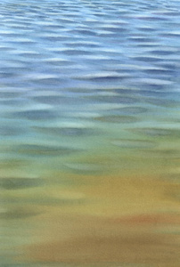 平静的蓝色水与透明波浪水彩背景