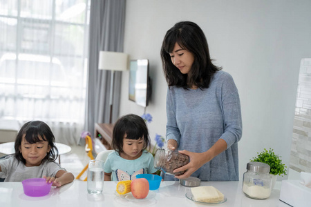 妈妈为她的女儿准备早餐