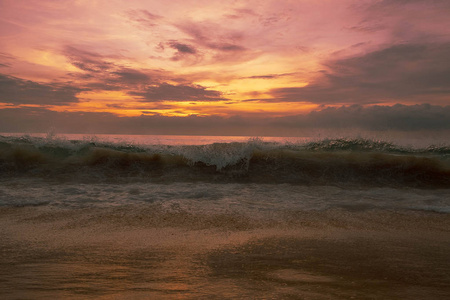 傍晚漫步在海滩上俯瞰日落照片