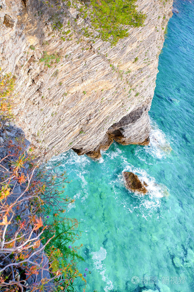 从陡峭的悬崖上俯瞰海浪的壮丽景色
