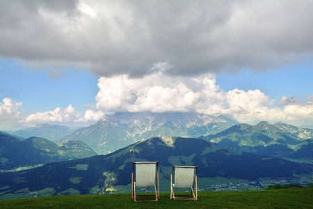 从奥地利阿尔卑斯山的亨尼山和在奥地利阿尔卑斯山的拉尔希菲茨科格洛夫贡多拉升降站自然保护区的两把躺椅上美丽的景色