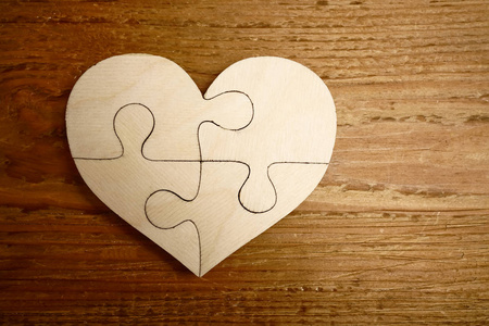 木制背景的拼图块的心形照片