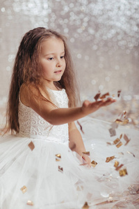 小女孩在公主礼服上五彩纸屑背景