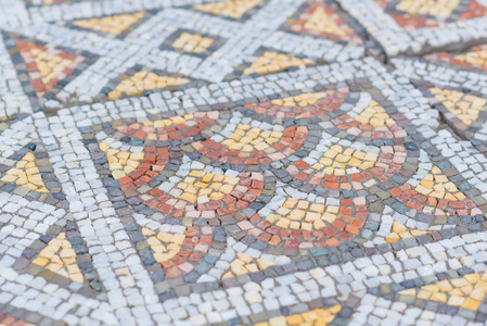 多种颜色的马赛克瓷砖。 牛磺酸雪松第四世纪马赛克。 历史上的地方。 牛磺酸雪松的建筑和艺术。 塞瓦斯托波尔。 旅游业。 在克里米