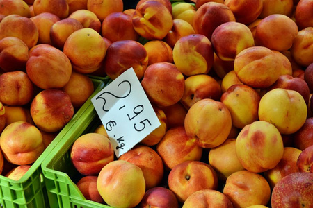 西班牙阿尔库迪亚马洛卡当地蔬菜市场的油桃价格