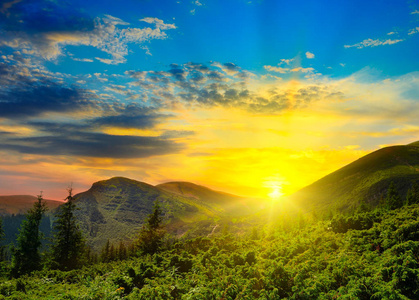 美丽的山脉景观和日出. 山区戈弗拉卡帕蒂安乌克兰人.照片