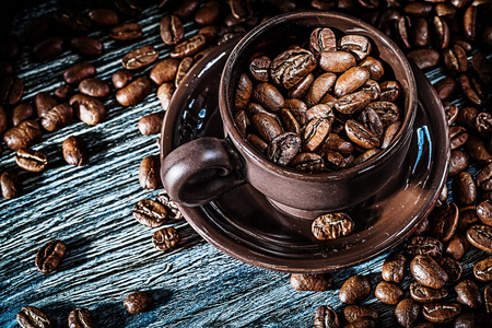 咖啡种子杯碟在木板上。
