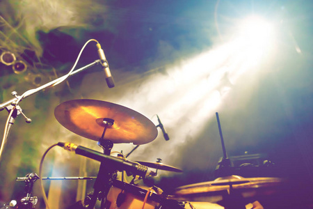 现场有音乐和乐器.舞台上的音乐表演.照片