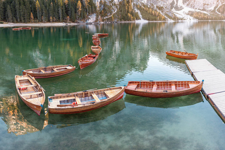 一个神奇的全景景观与平静的颜色著名的布雷斯湖在多洛米特斯阿尔卑斯山秋季季节。很受欢迎的旅游景点