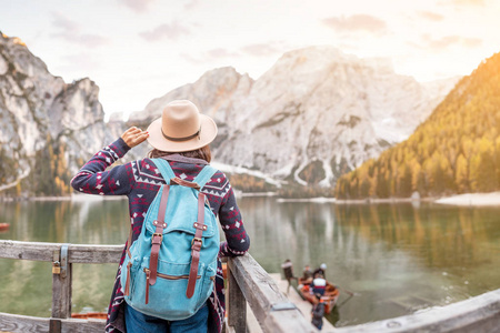 在意大利多洛米斯阿尔卑斯山著名旅游湖布莱斯岸边的亚洲女性旅行者。秋天的时候，在山上旅行和冒险的概念