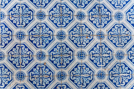 里斯本一条街上的一栋建筑上的传统葡萄牙瓷砖。
