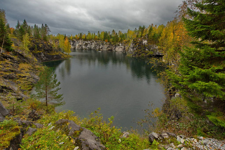 穿越俄罗斯主要大理石事业..卡雷利亚。拉斯卡拉山公园是一个以前的大理石采石场，里面充满了地下水。