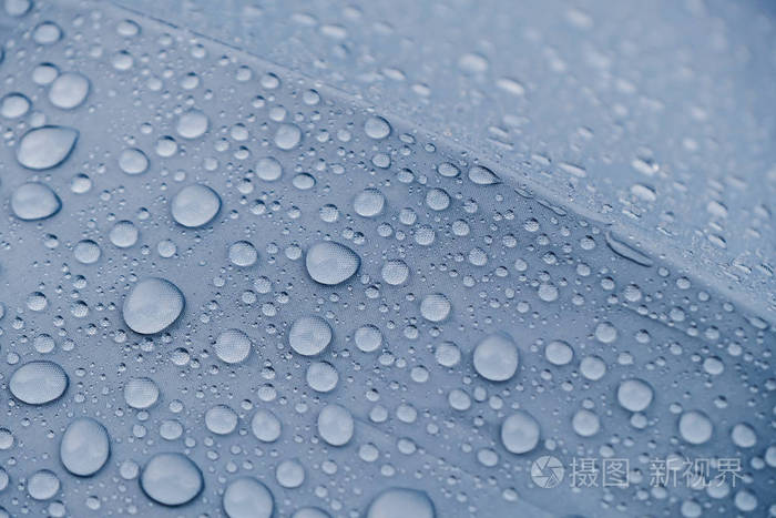 雨伞上的特写雨滴.雨天保护.宏观镜头