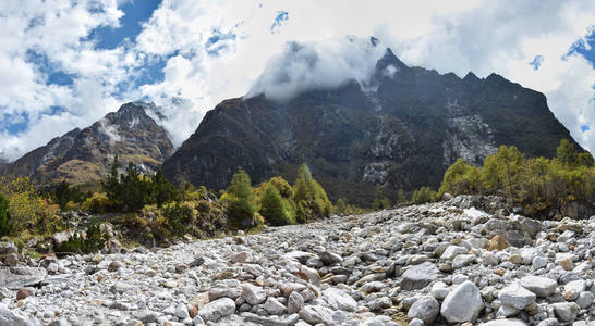 前往尼泊尔Kangchenjunga大本营途中的喜马拉雅山全景