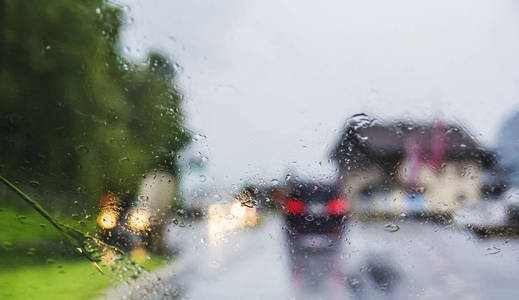 路面和交通下雨天气的抽象图像