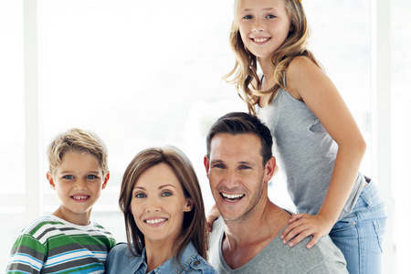 有两个孩子的白种人幸福家庭幸福画像