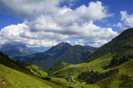 美丽的全景，在两个小时的小径，Wildseeloder房子和Wildsee湖，历史和自然保护区在阿尔卑斯山费伯布伦奥地利。