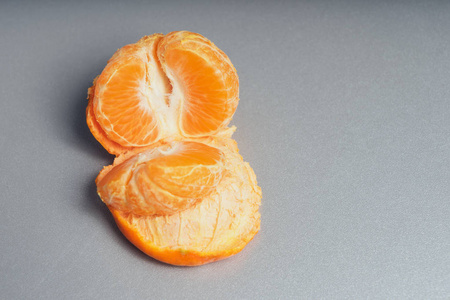 橘子剥皮摄影图
