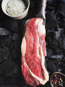 生牛肉牛排和木炭上的刀图片