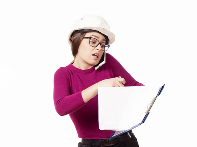 情绪激动的女孩戴着白色头盔，戴着眼镜，手里拿着一个白色背景的文件夹