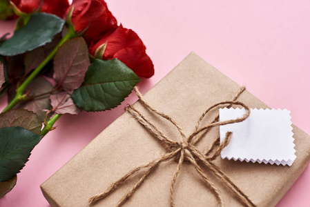 给她的特别礼物, 新鲜的红玫瑰和一张爱的小纸片