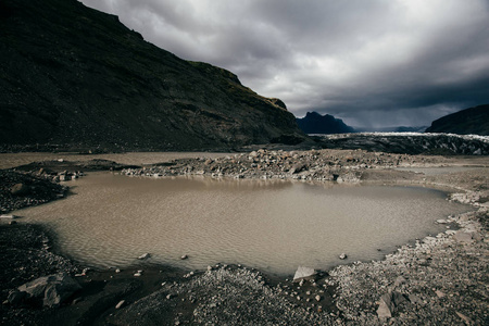 冰岛暴风雨天气中的Jokulsarlon冰川