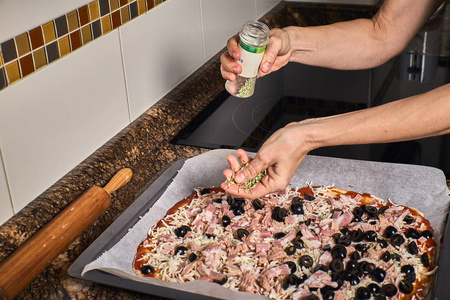 女人用手在面团上做美味的披萨